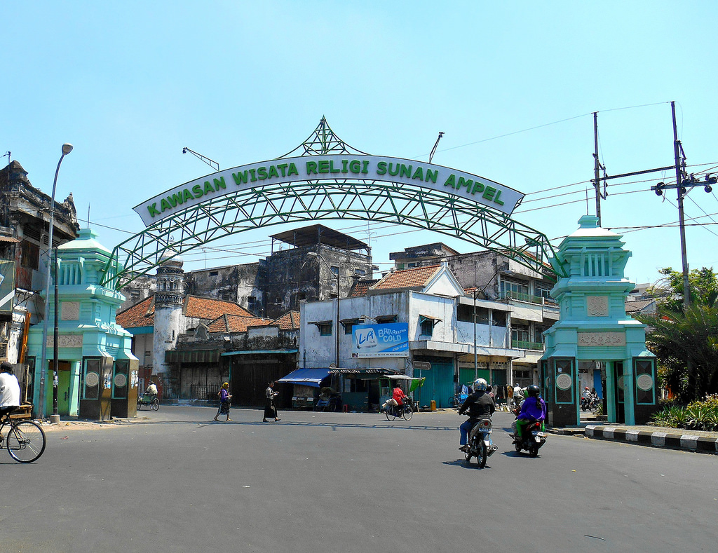 Makam sunan ampel terletak di dekat masjid