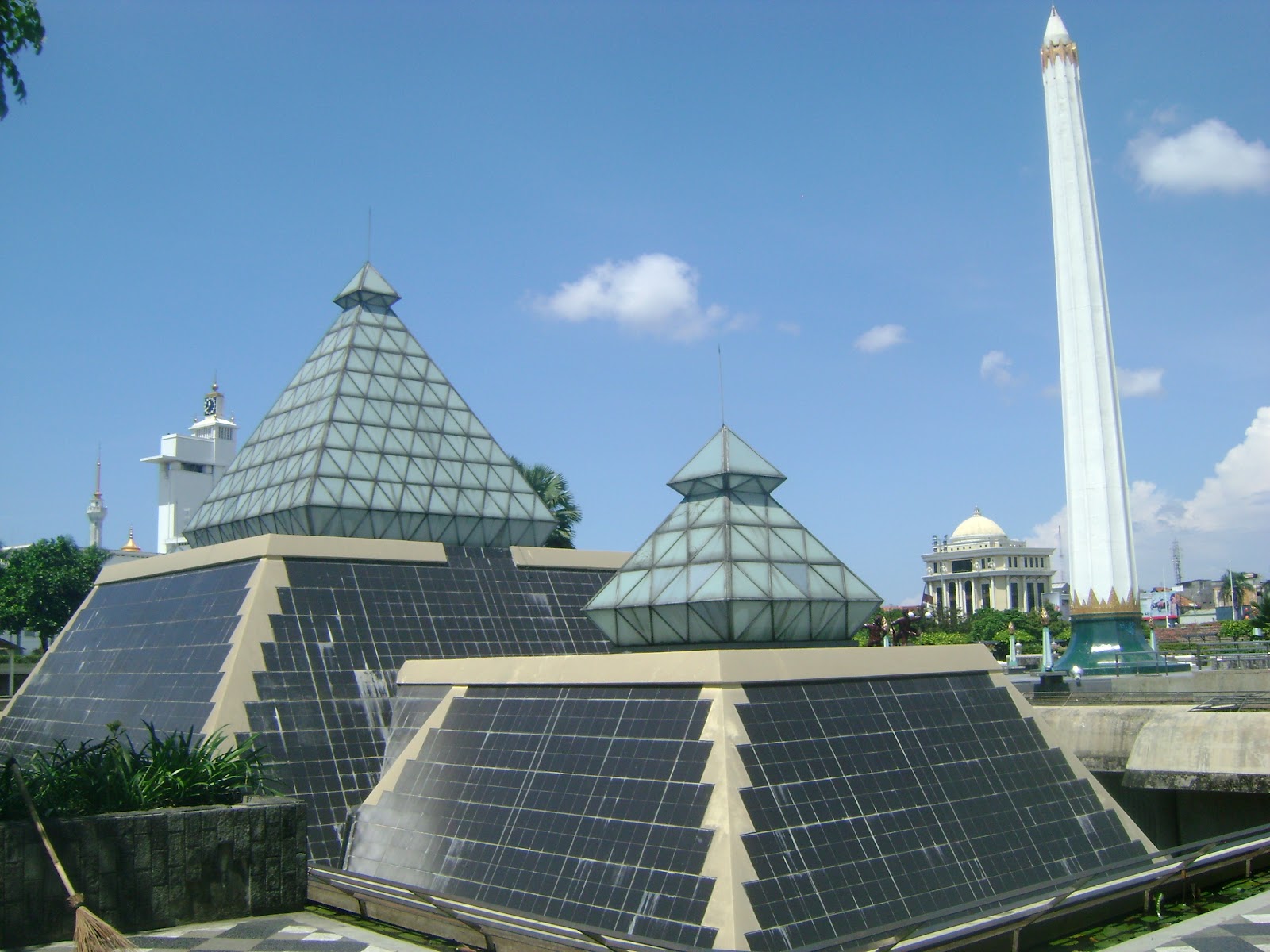 monumen sepuluh november surabaya Putera Mentari