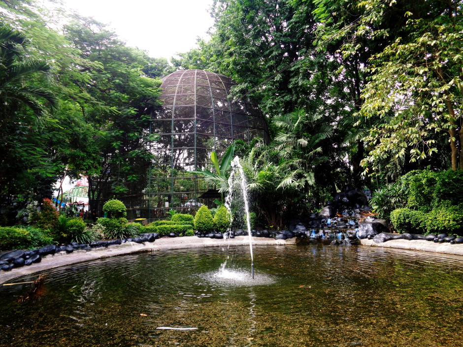 Wisata Menarik di Taman Flora dengan sewa mobil Surabaya