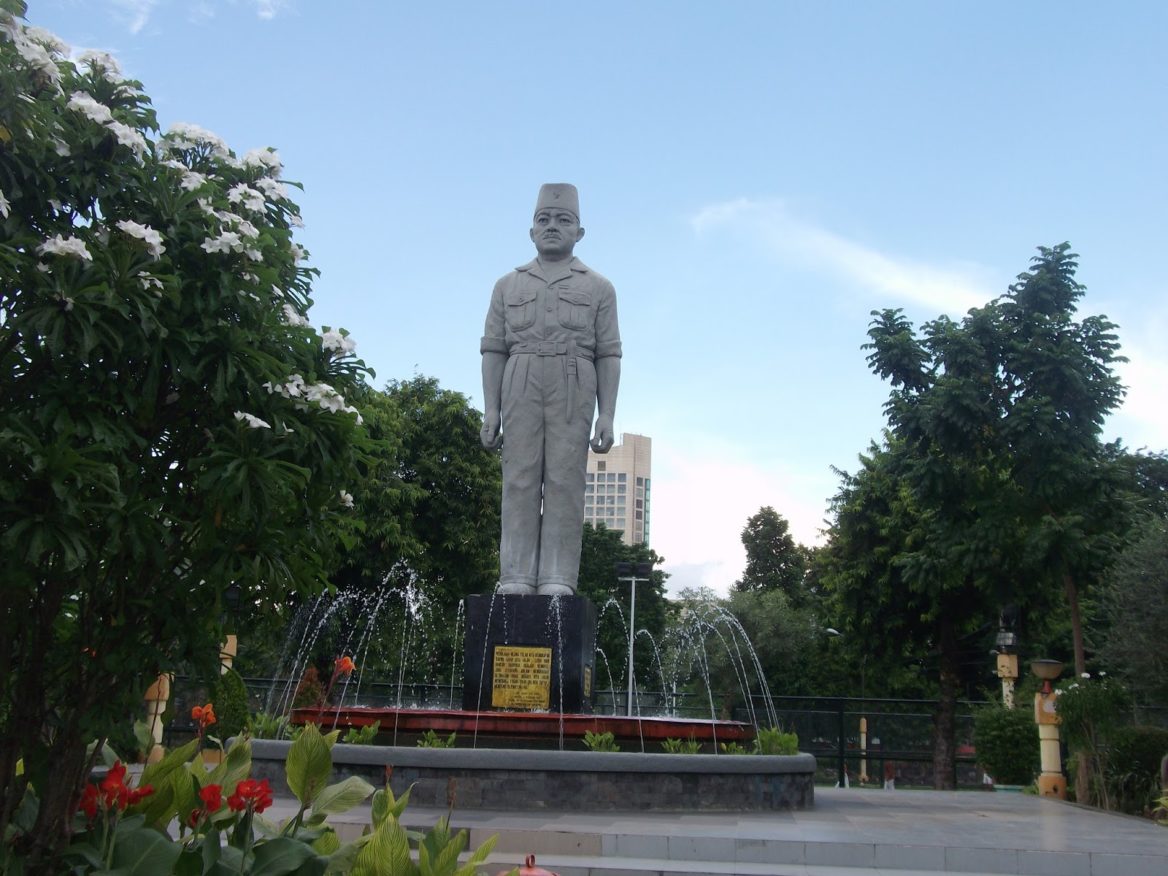 Dengan-layanan-sewa-mobil-Surabaya-ke-taman-Apsari