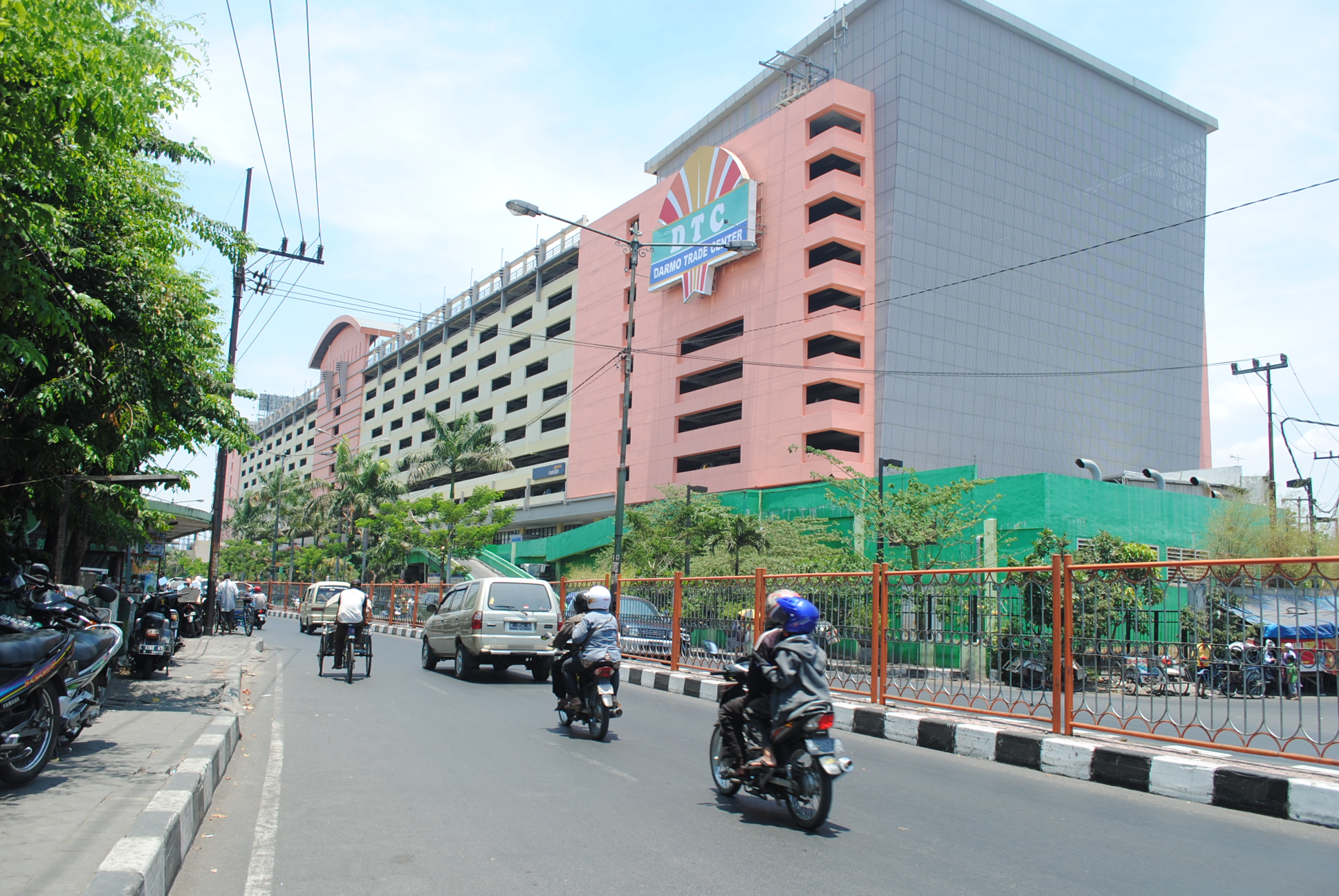 Dengan rental mobil Surabaya datangi perbelanjaan DTC 