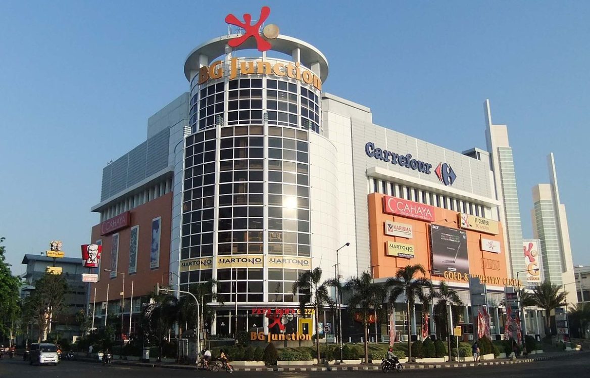 Dengan rental mobil Surabaya jalan ke mal BG Junction