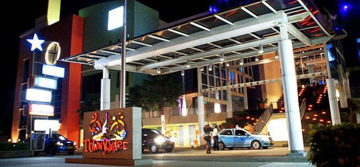 sewa-mobil-surabaya-datangi-mal unik