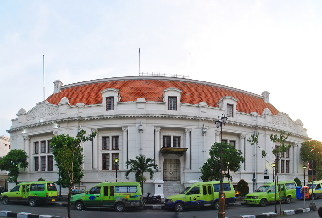 SEWA MOBIL SURABAYA MENGUNJUNGI BANK INDONESIA