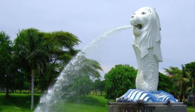 melihat-patung-merlion-dengan-rental-mobil-Surabaya