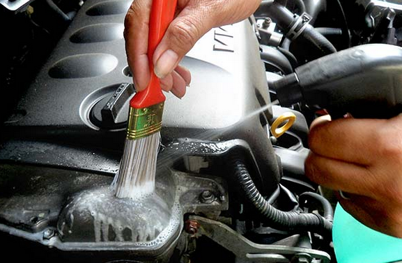 Rental-Mobil-Surabaya-Memoles-dan-Merawat-Mesin