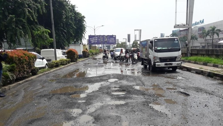 Cara Sewa Mobil Surabaya Melewati Jalan Berlubang