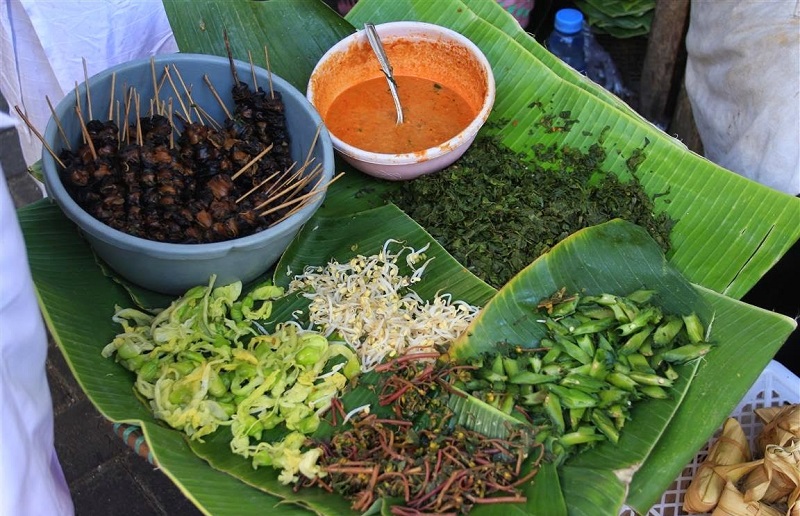 Makan Pecel Semanggi Dengan Rental Mobil Surabaya