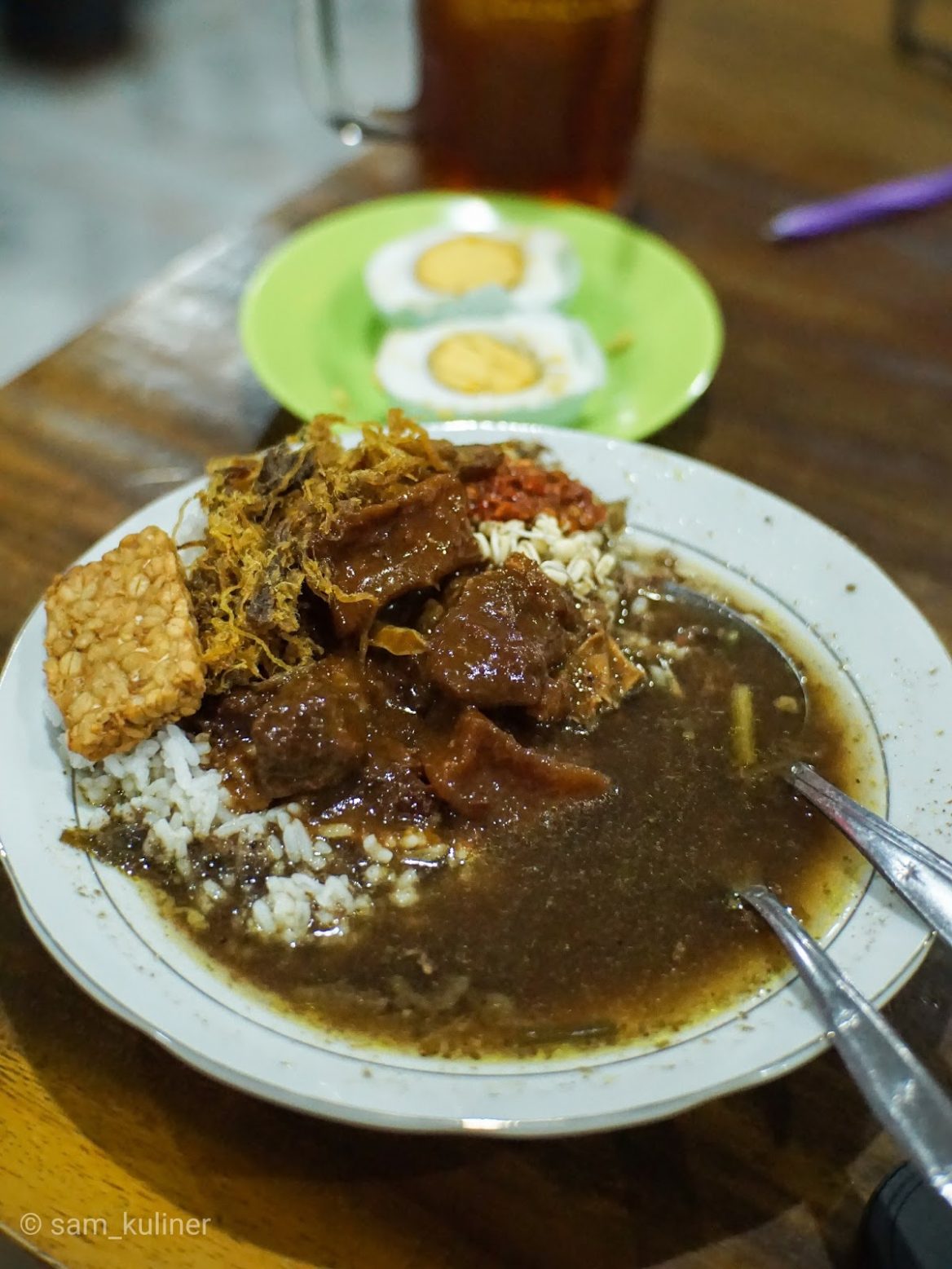 Makan Rawon Pak Pangat Pakai Rental Mobil Surabaya