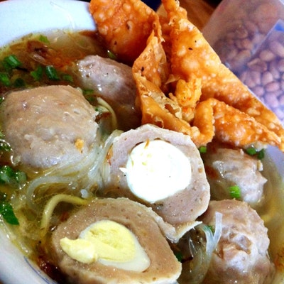 sewa mobil surabaya ke bakso rindu malam yang lezat