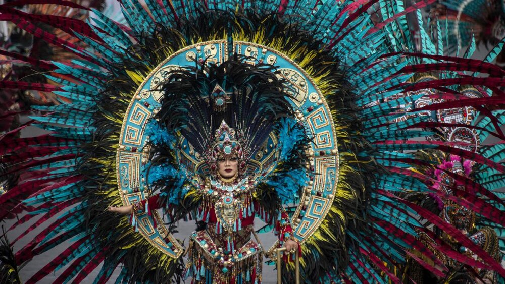012121800_1564967052-20190804-Jember-Fashion-Carnaval-Kembali-Digelar--AFP-1 (1)