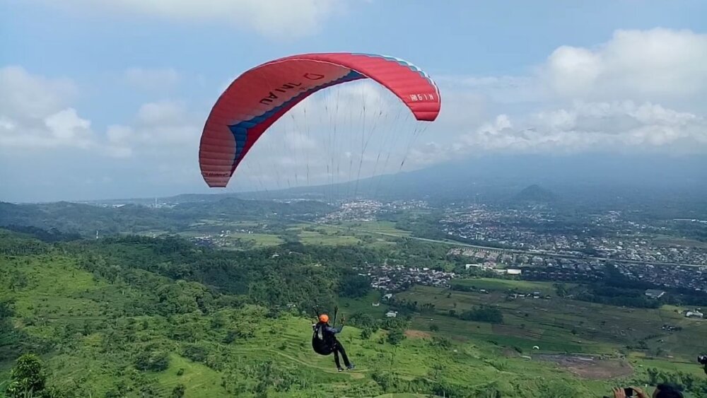 paralayang bukit sempu