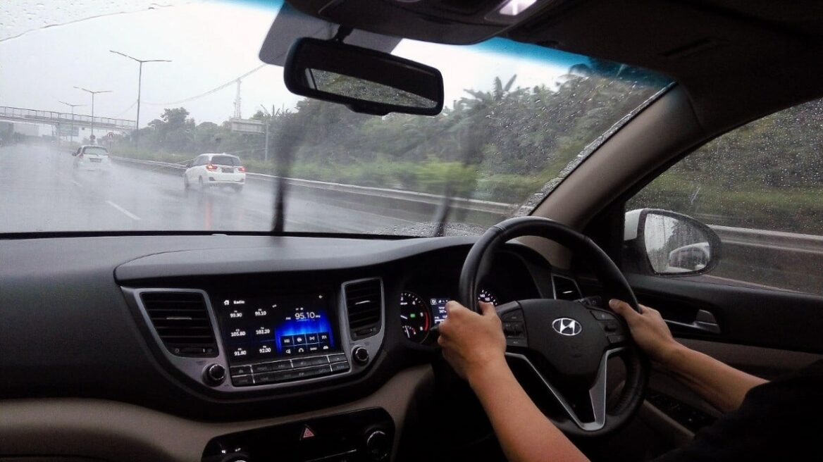 sewa mobil dengan driver
