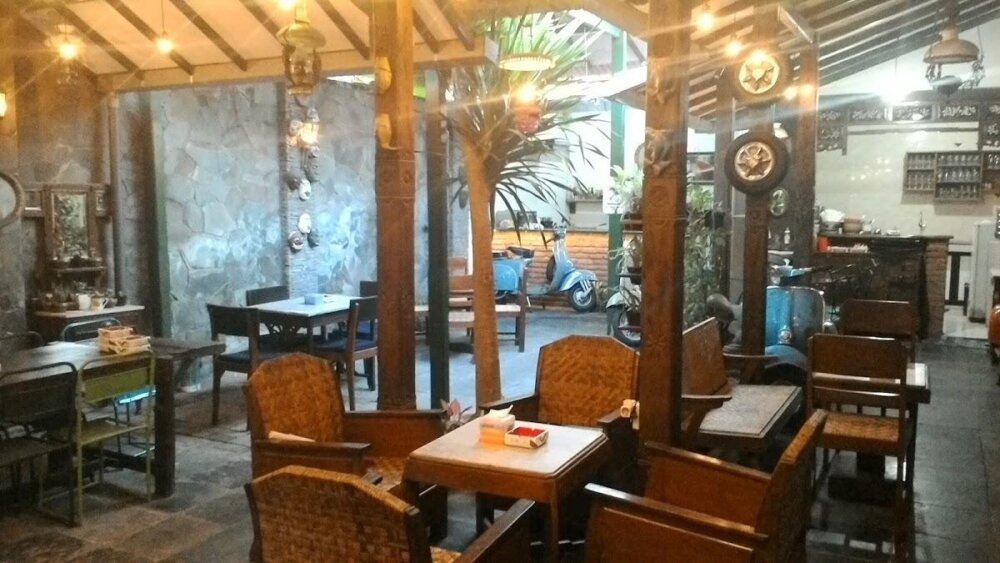 cafe unik surabaya