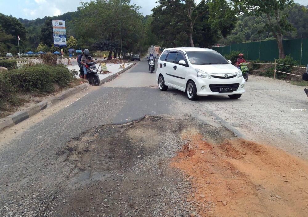 menyetir di jalan rusak