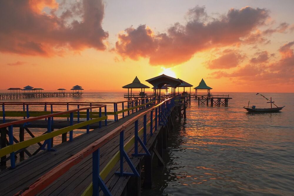 pantai dekat surabaya