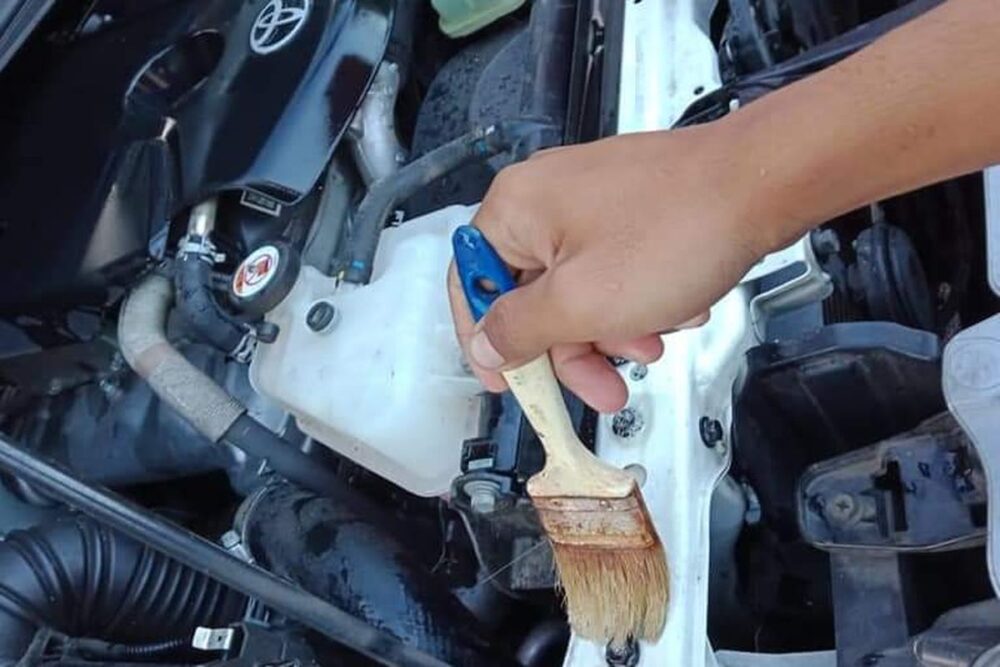 membersihkan mesin mobil